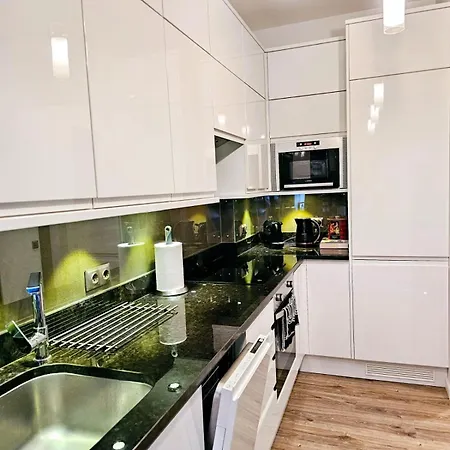 Modern 2 Bedroom In The Centre Apartment